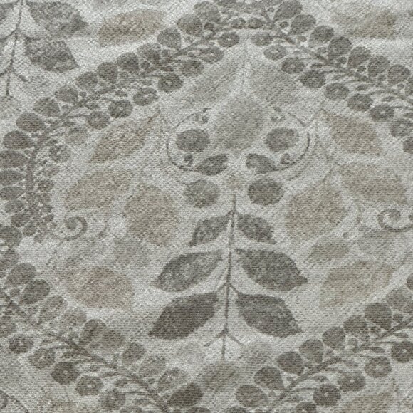 Unbranded cream with silver threads leaf pattern 56 x 80” rectangular tablecloth - Picture 2 of 3